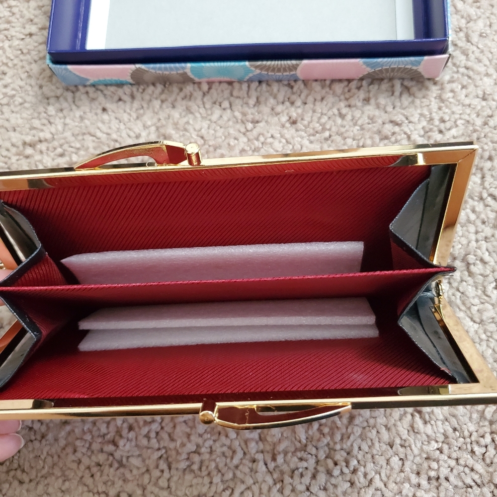 Small Clutch - Picture 2 of 6